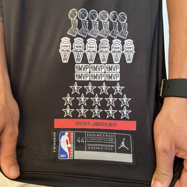 Camiseta Regata Basquete NBA Swingman - Chicago Bulls - Edição Especial - MVP Anéis - Edição Especial - Michael Jordan 23 - Preta Jordan - Imagem 12