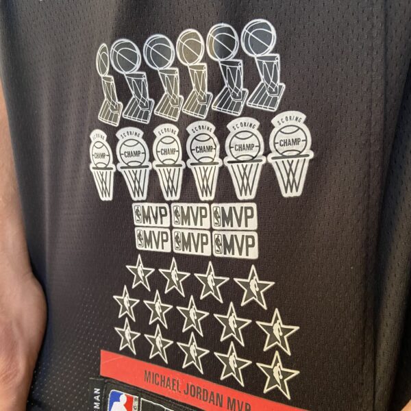 Camiseta Regata Basquete NBA Swingman - Chicago Bulls - Edição Especial - MVP Anéis - Edição Especial - Michael Jordan 23 - Preta Jordan - Imagem 13