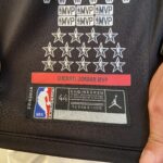 Camiseta Regata Basquete NBA Swingman - Chicago Bulls - Edição Especial - MVP Anéis - Edição Especial - Michael Jordan 23 - Preta Jordan - Imagem 14