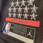 Camiseta Regata Basquete NBA Swingman - Chicago Bulls - Edição Especial - MVP Anéis - Edição Especial - Michael Jordan 23 - Preta Jordan - Imagem 15