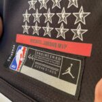 Camiseta Regata Basquete NBA Swingman - Chicago Bulls - Edição Especial - MVP Anéis - Edição Especial - Michael Jordan 23 - Preta Jordan - Imagem 16