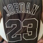 Camiseta Regata Basquete NBA Swingman - Chicago Bulls - Edição Especial - MVP Anéis - Edição Especial - Michael Jordan 23 - Preta Jordan - Imagem 18