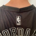 Camiseta Regata Basquete NBA Swingman - Chicago Bulls - Edição Especial - MVP Anéis - Edição Especial - Michael Jordan 23 - Preta Jordan - Imagem 19