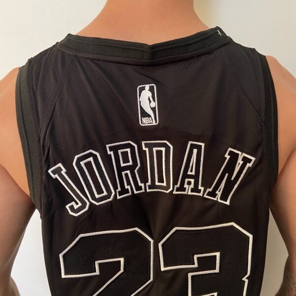 Camiseta Regata Basquete NBA Swingman - Chicago Bulls - Edição Especial - MVP Anéis - Edição Especial - Michael Jordan 23 - Preta Jordan - Imagem 20