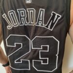 Camiseta Regata Basquete NBA Swingman - Chicago Bulls - Edição Especial - MVP Anéis - Edição Especial - Michael Jordan 23 - Preta Jordan - Imagem 21