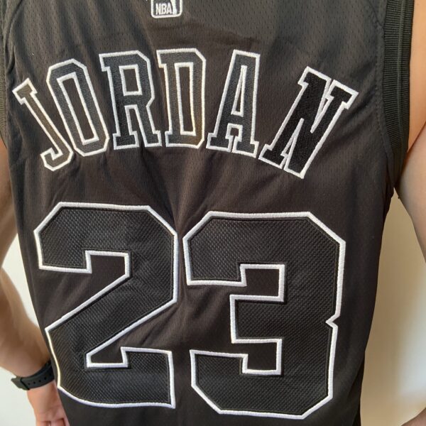Camiseta Regata Basquete NBA Swingman - Chicago Bulls - Edição Especial - MVP Anéis - Edição Especial - Michael Jordan 23 - Preta Jordan - Imagem 21