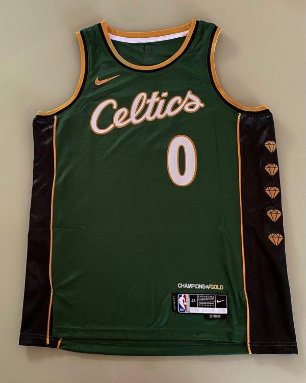 Camiseta Regata Basquete NBA Swingman Boston Celtics 0 Jayson Tatum City Edition Verde Dourada - Versão Especial - Bill Russell - 2023 Nike - Imagem 14
