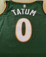 Camiseta Regata Basquete NBA Swingman Boston Celtics 0 Jayson Tatum City Edition Verde Dourada - Versão Especial - Bill Russell - 2023 Nike - Imagem 15
