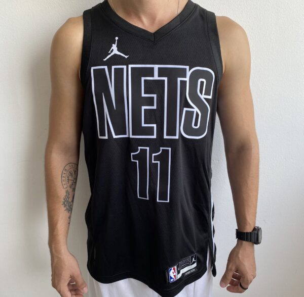 Camiseta Regata NBA Brooklyn Nets Kyrie Irving 11 Statement Edition Preta 2023 Jordan - Imagem 1