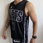 Camiseta Regata NBA Brooklyn Nets Kyrie Irving 11 Statement Edition Preta 2023 Jordan - Imagem 4