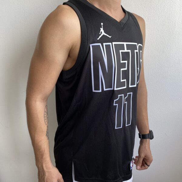 Camiseta Regata NBA Brooklyn Nets Kyrie Irving 11 Statement Edition Preta 2023 Jordan - Imagem 3