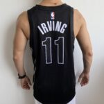 Camiseta Regata NBA Brooklyn Nets Kyrie Irving 11 Statement Edition Preta 2023 Jordan - Imagem 6
