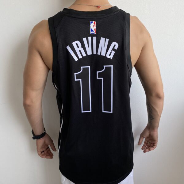 Camiseta Regata NBA Brooklyn Nets Kyrie Irving 11 Statement Edition Preta 2023 Jordan - Imagem 6