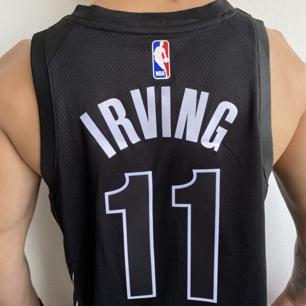 Camiseta Regata NBA Brooklyn Nets Kyrie Irving 11 Statement Edition Preta 2023 Jordan - Imagem 7