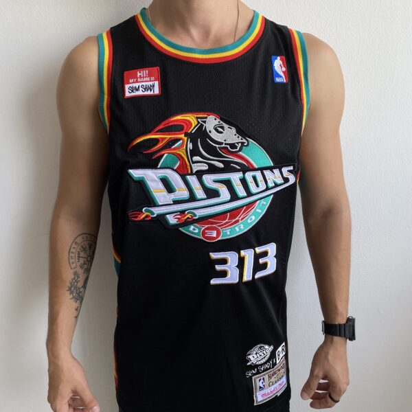 Camiseta Regata NBA Mitchell & Ness - Detroit Pistons - Slim Shady 313 - Edição Especial - NBA Remix - Colab Parceria Eminem - Preta - Imagem 1