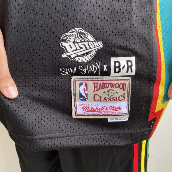 Camiseta Regata NBA Mitchell & Ness - Detroit Pistons - Slim Shady 313 - Edição Especial - NBA Remix - Colab Parceria Eminem - Preta - Imagem 9