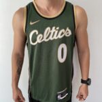 Camiseta Regata Basquete NBA Swingman Boston Celtics 0 Jayson Tatum City Edition Verde Dourada - Versão Especial - Bill Russell - 2023 Nike