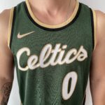 Camiseta Regata Basquete NBA Swingman Boston Celtics 0 Jayson Tatum City Edition Verde Dourada - Versão Especial - Bill Russell - 2023 Nike - Imagem 3