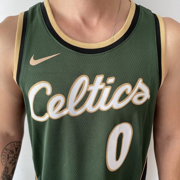 Camiseta Regata Basquete NBA Swingman Boston Celtics 0 Jayson Tatum City Edition Verde Dourada - Versão Especial - Bill Russell - 2023 Nike - Imagem 3