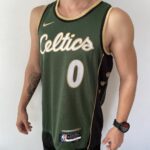 Camiseta Regata Basquete NBA Swingman Boston Celtics 0 Jayson Tatum City Edition Verde Dourada - Versão Especial - Bill Russell - 2023 Nike - Imagem 6