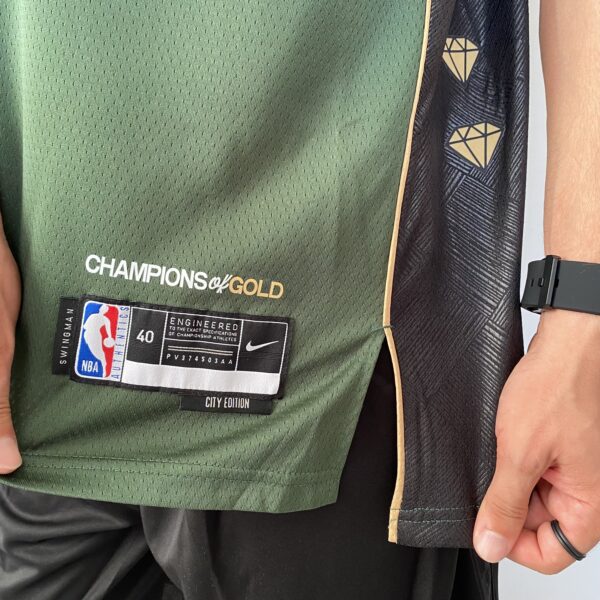 Camiseta Regata Basquete NBA Swingman Boston Celtics 0 Jayson Tatum City Edition Verde Dourada - Versão Especial - Bill Russell - 2023 Nike - Imagem 9