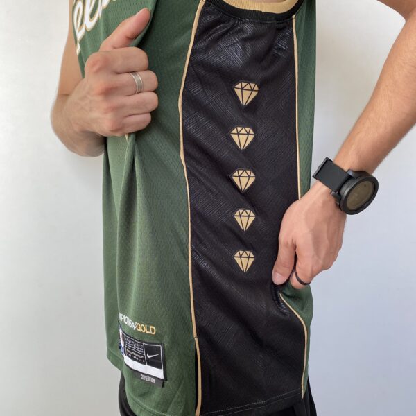 Camiseta Regata Basquete NBA Swingman Boston Celtics 0 Jayson Tatum City Edition Verde Dourada - Versão Especial - Bill Russell - 2023 Nike - Imagem 8