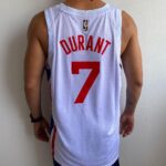 Camiseta Regata Basquete NBA Swingman Brooklyn Nets Durant 7 Classic Edition Branca 2023 Nike - Imagem 9