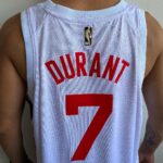 Camiseta Regata Basquete NBA Swingman Brooklyn Nets Durant 7 Classic Edition Branca 2023 Nike - Imagem 10