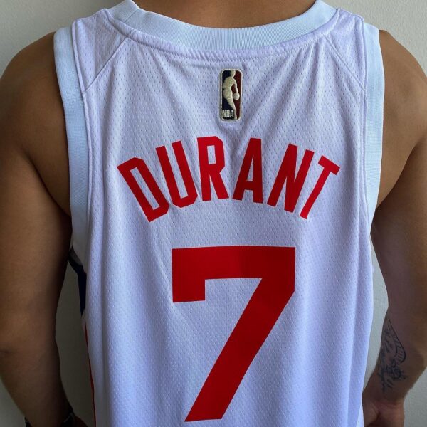 Camiseta Regata Basquete NBA Swingman Brooklyn Nets Durant 7 Classic Edition Branca 2023 Nike - Imagem 10