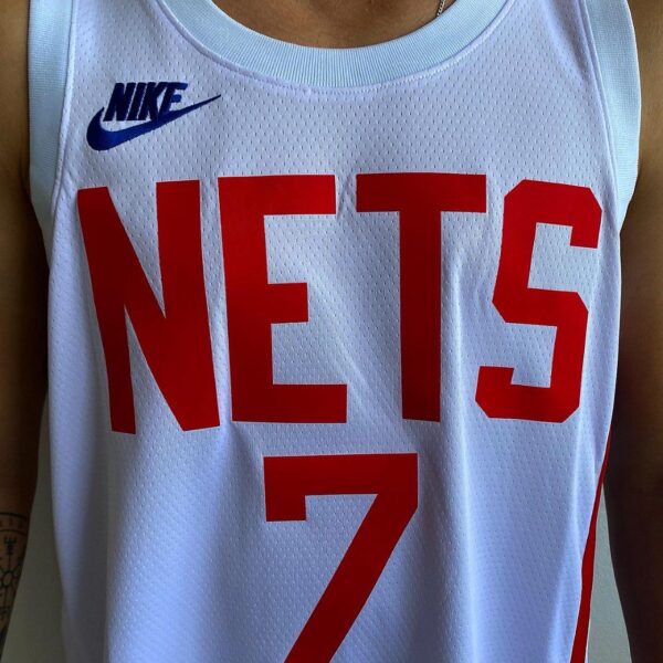 Camiseta Regata Basquete NBA Swingman Brooklyn Nets Durant 7 Classic Edition Branca 2023 Nike - Imagem 2