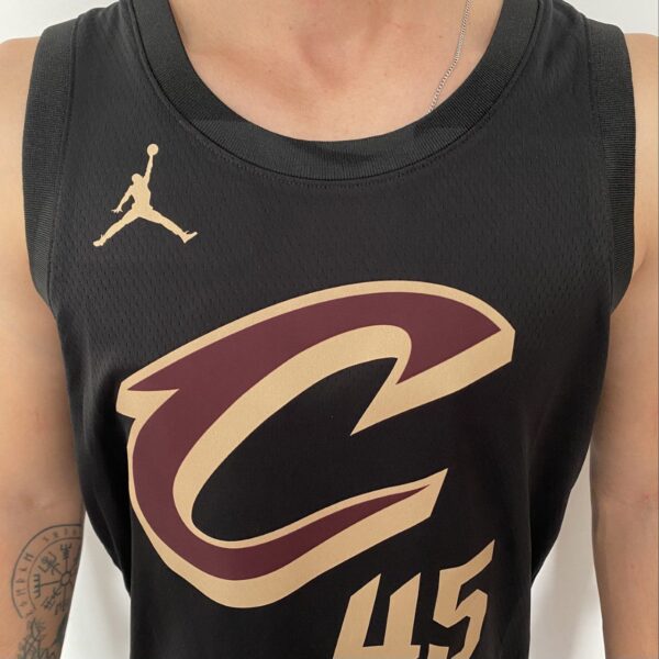 Camiseta Regata Basquete NBA Swingman Cleveland Cavaliers - Cavs - Donovan Mitchell 45 Statement Edition Preta 2023 Jordan - Imagem 3