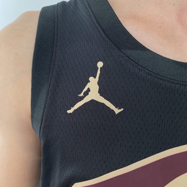 Camiseta Regata Basquete NBA Swingman Cleveland Cavaliers - Cavs - Donovan Mitchell 45 Statement Edition Preta 2023 Jordan - Imagem 4