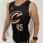Camiseta Regata Basquete NBA Swingman Cleveland Cavaliers - Cavs - Donovan Mitchell 45 Statement Edition Preta 2023 Jordan - Imagem 6