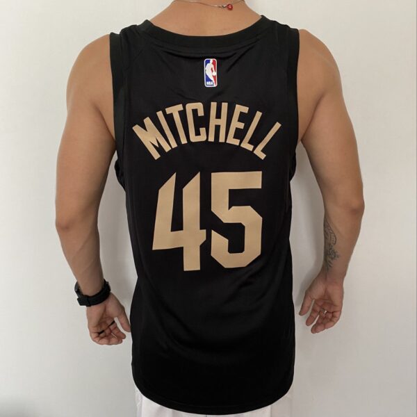 Camiseta Regata Basquete NBA Swingman Cleveland Cavaliers - Cavs - Donovan Mitchell 45 Statement Edition Preta 2023 Jordan - Imagem 8