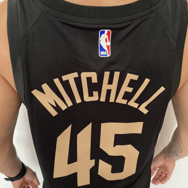 Camiseta Regata Basquete NBA Swingman Cleveland Cavaliers - Cavs - Donovan Mitchell 45 Statement Edition Preta 2023 Jordan - Imagem 10