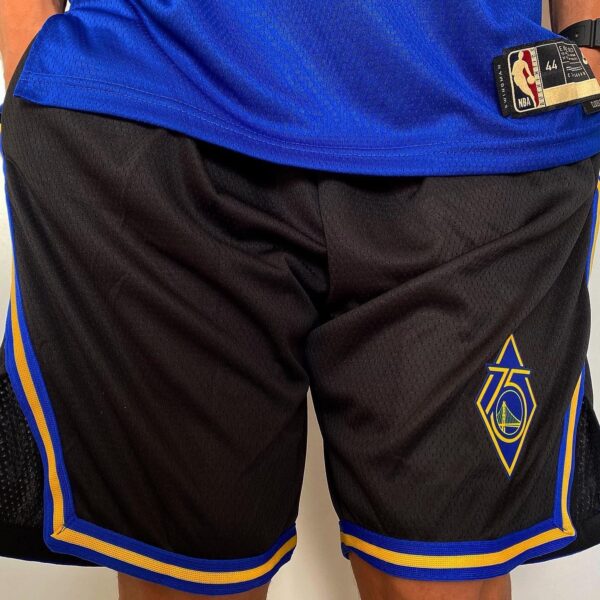 07022223-5112-4641-9298-2704C4DA5DEC Short Bermuda Basquete NBA Golden State Warriors City Edition Preta 2022 Nike - Imagem 2