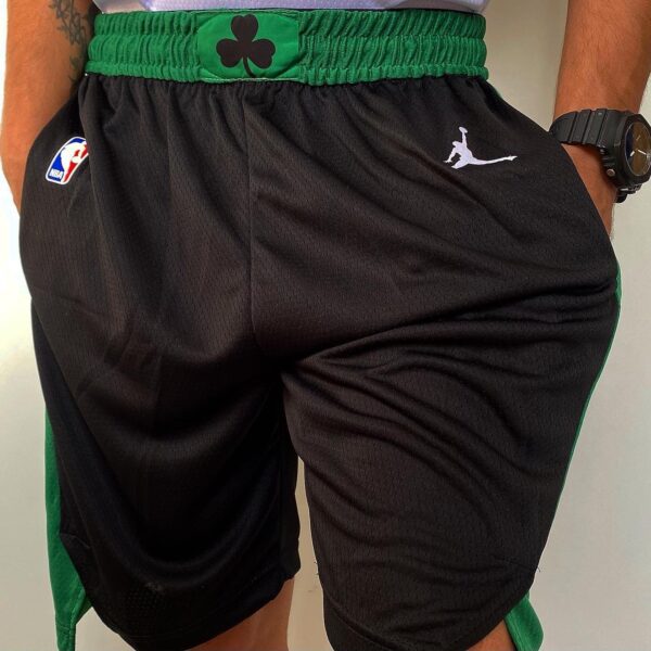 14C751A4-158C-4EEB-BFC8-A7484859A159 Short Bermuda Basquete NBA Boston Celtics Statement Edition Preta 2022 Jordan - Imagem 3