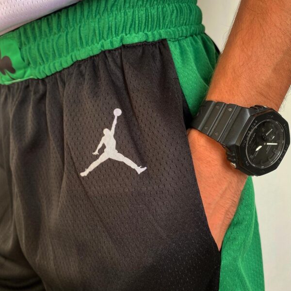 2E6493B7-2981-403A-B66A-8053C73F44BA Short Bermuda Basquete NBA Boston Celtics Statement Edition Preta 2022 Jordan - Imagem 8