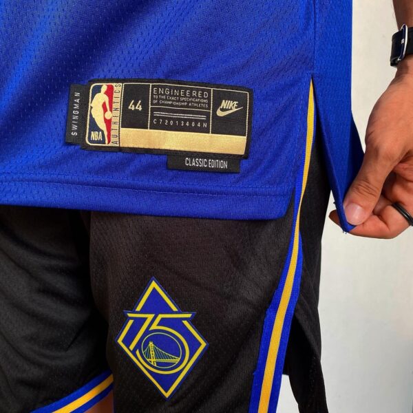 445DCE2A-0C0A-456D-9F9E-4040010F5E8C Short Bermuda Basquete NBA Golden State Warriors City Edition Preta 2022 Nike - Imagem 7