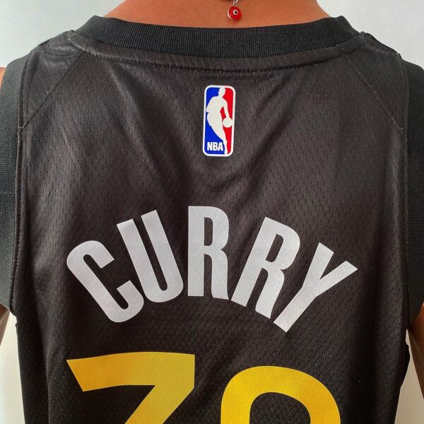 Camiseta Regata Basquete NBA Swingman Golden State Warriors Curry 30 City Edition Preta Amarela 2023 Nike - Imagem 10