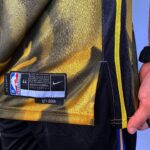 Camiseta Regata Basquete NBA Swingman Golden State Warriors Curry 30 City Edition Preta Amarela 2023 Nike - Imagem 8