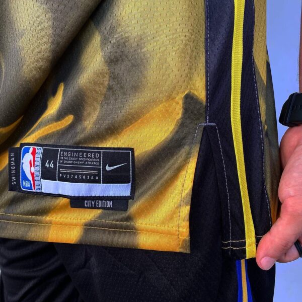 Camiseta Regata Basquete NBA Swingman Golden State Warriors Curry 30 City Edition Preta Amarela 2023 Nike - Imagem 8