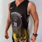Camiseta Regata Basquete NBA Swingman Golden State Warriors Curry 30 City Edition Preta Amarela 2023 Nike - Imagem 3