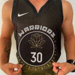 Camiseta Regata Basquete NBA Swingman Golden State Warriors Curry 30 City Edition Preta Amarela 2023 Nike - Imagem 4