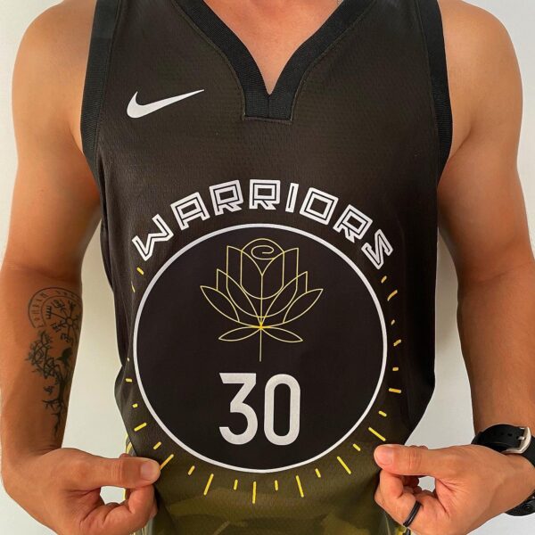 Camiseta Regata Basquete NBA Swingman Golden State Warriors Curry 30 City Edition Preta Amarela 2023 Nike - Imagem 4