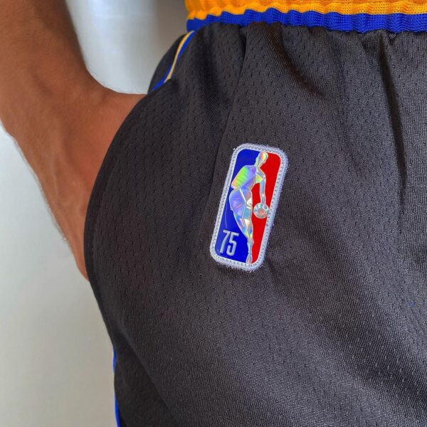 C3AA0A5B-5671-43F2-A873-28454787C05F Short Bermuda Basquete NBA Golden State Warriors City Edition Preta 2022 Nike - Imagem 5