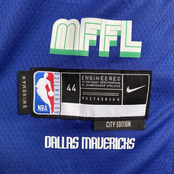 Camiseta Regata NBA Swingman Dallas Mavericks Luka Doncic 77 - 70’s Year - City Edition Azul 2023 Nike - Imagem 10