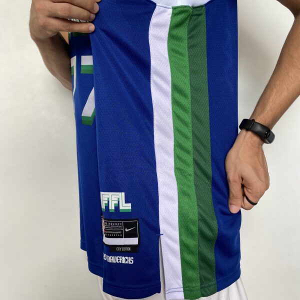 Camiseta Regata NBA Swingman Dallas Mavericks Luka Doncic 77 - 70’s Year - City Edition Azul 2023 Nike - Imagem 11