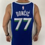 Camiseta Regata NBA Swingman Dallas Mavericks Luka Doncic 77 - 70’s Year - City Edition Azul 2023 Nike - Imagem 12