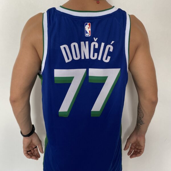 Camiseta Regata NBA Swingman Dallas Mavericks Luka Doncic 77 - 70’s Year - City Edition Azul 2023 Nike - Imagem 12